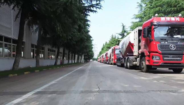 大單!100臺#粉罐半掛車 陸續(xù)發(fā)車，震撼#航拍
