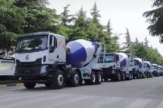 市場如此火爆，一批批新車交付用戶。場面壯觀！